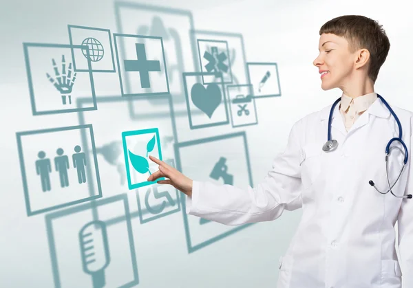 Mujer médico tocando pantalla de medios — Foto de Stock