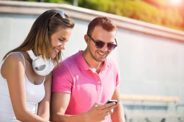 Gülümseyen çift Smartphone kullanarak