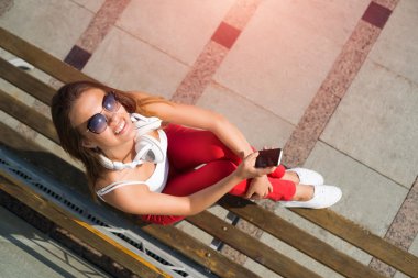 cep telefonu ile esmer kız