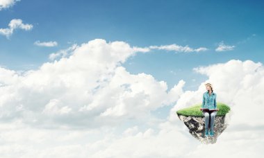 Kitap ile gökyüzünde güzel kız