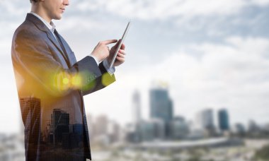 Tablet cihaz kullanarak iş adamı