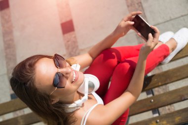 güzel esmer ile hareket eden telefon