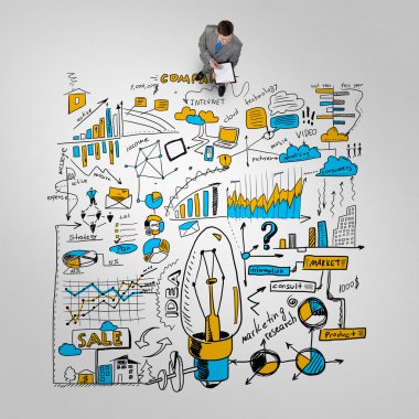 işadamı ile klasör ve plan çizimleri