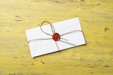 Tablo üzerindeki mühür ile mektup