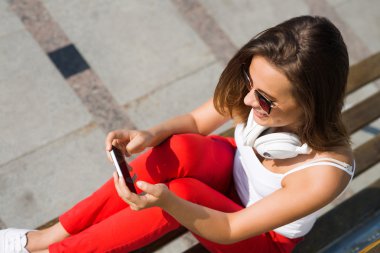 cep telefonu ile oldukça esmer kadın