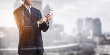 Cep telefonu kullanan iş adamı