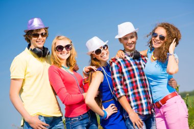 Genç insanlar güneş gözlüğü takıyor