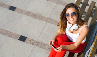 cep telefonu ile esmer kadın