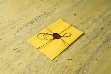 Tablo üzerindeki mühür ile mektup