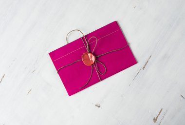 Tablo üzerindeki mühür ile mektup