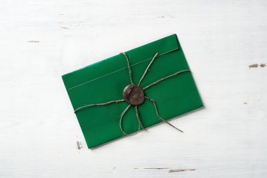 Tablo üzerindeki mühür ile mektup