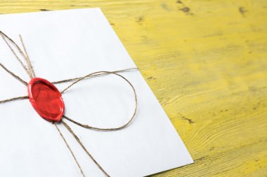 Tablo üzerindeki mühür ile mektup