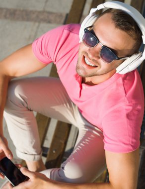 Yakışıklı adam bankta