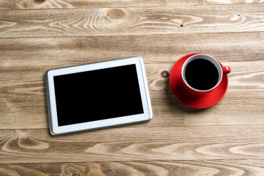 Dijital tablet ve kahve fincanı