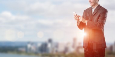 Cep telefonu kullanan iş adamı