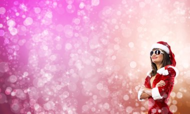 Noel Baba giysili esmer kadın