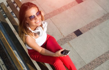 cep telefonu ile oldukça esmer kız