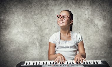 Çocuk kız oynamak synthesizer