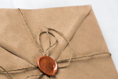 Tablo üzerindeki mühür ile mektup