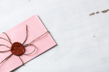 Tablo üzerindeki mühür ile mektup