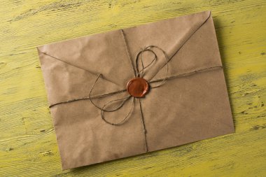 Tablo üzerindeki mühür ile mektup