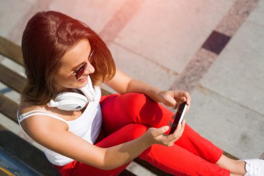 cep telefonu ile oldukça esmer kadın