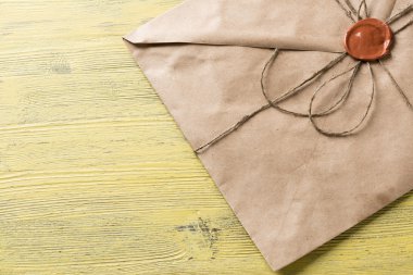 Tablo üzerindeki mühür ile mektup