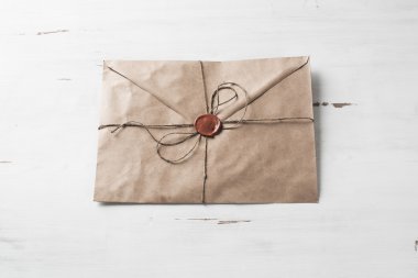 Tablo üzerindeki mühür ile mektup