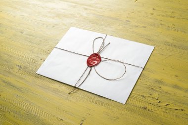 Tablo üzerindeki mühür ile mektup