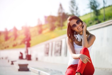 kulaklıklar giyen esmer kız