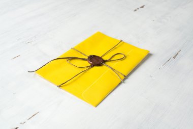 Tablo üzerindeki mühür ile mektup