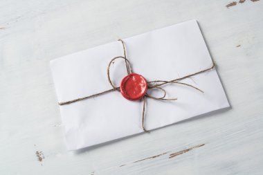 Tablo üzerindeki mühür ile mektup