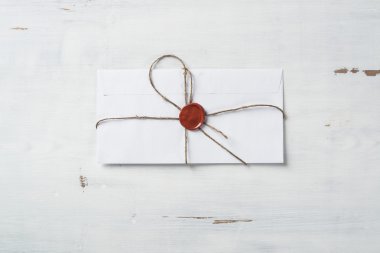 Tablo üzerindeki mühür ile mektup