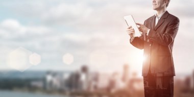 Tablet cihaz kullanarak iş adamı