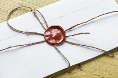 Tablo üzerindeki mühür ile mektup