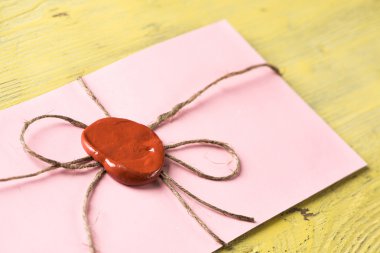 Tablo üzerindeki mühür ile mektup