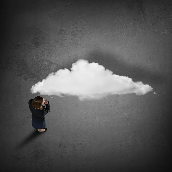 Donna d'affari premurosa guardando nuvola — Foto Stock