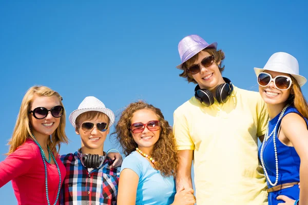 Junge Leute mit Sonnenbrille — Stockfoto