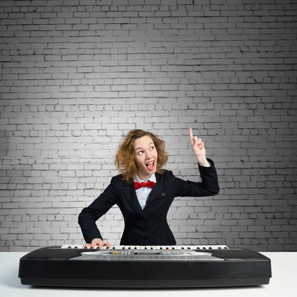 Lustige Frau beim Klavierspielen — Stockfoto