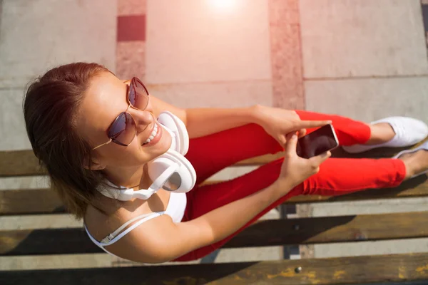 Brunetka s mobilním telefonem — Stock fotografie