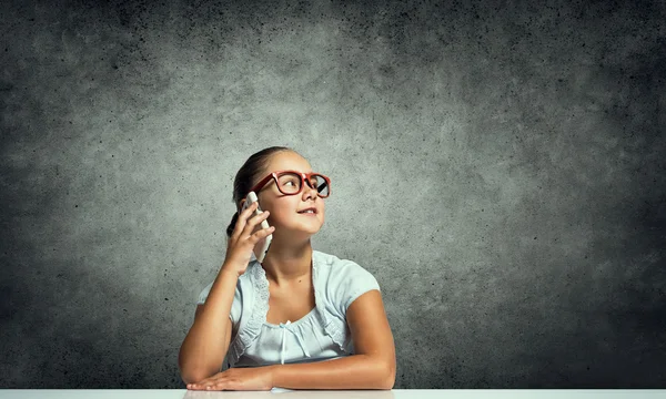 Kid meisje met mobiele — Stockfoto