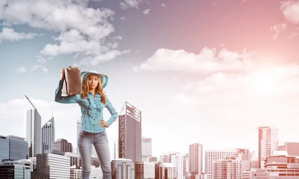 Femme voyageur dans avec valise — Photo