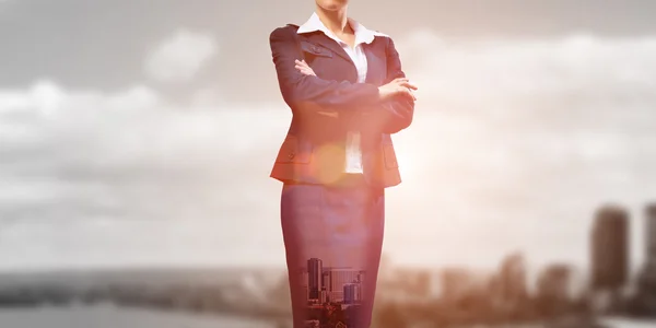 Mujer de negocios con los brazos cruzados en el pecho — Foto de Stock