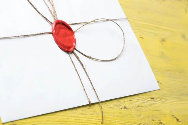 Carta com selo na mesa — Fotografia de Stock