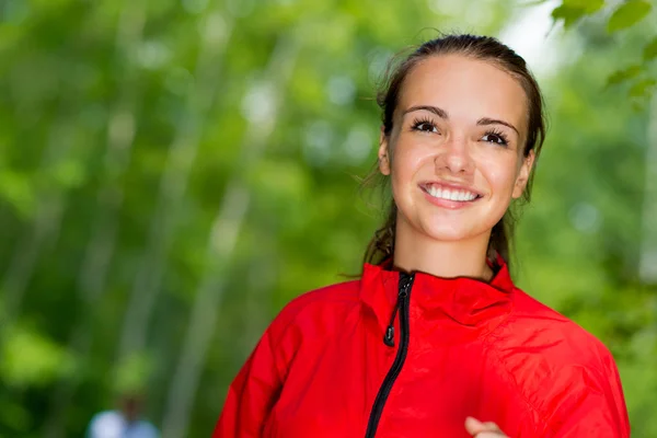 Jeune athlète féminine en bonne santé courir — Photo