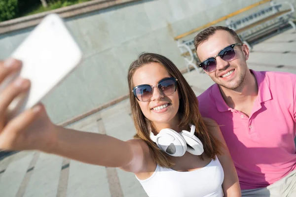 Paar macht Selfie-Porträt — Stockfoto