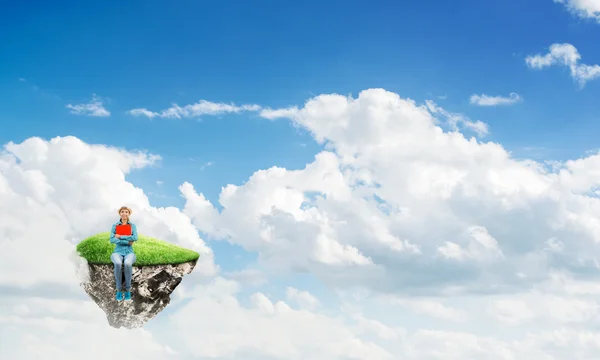 Mädchen im Himmel mit Buch in der Hand — Stockfoto