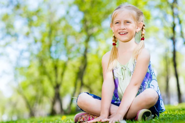 Chica sonriente en un parque —  Fotos de Stock