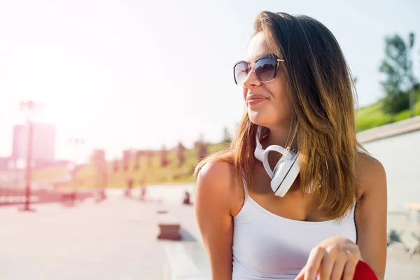 Aantrekkelijke brunette meisje — Stockfoto