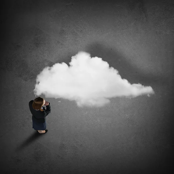 Düşünceli işkadını bulut seyir — Stok fotoğraf